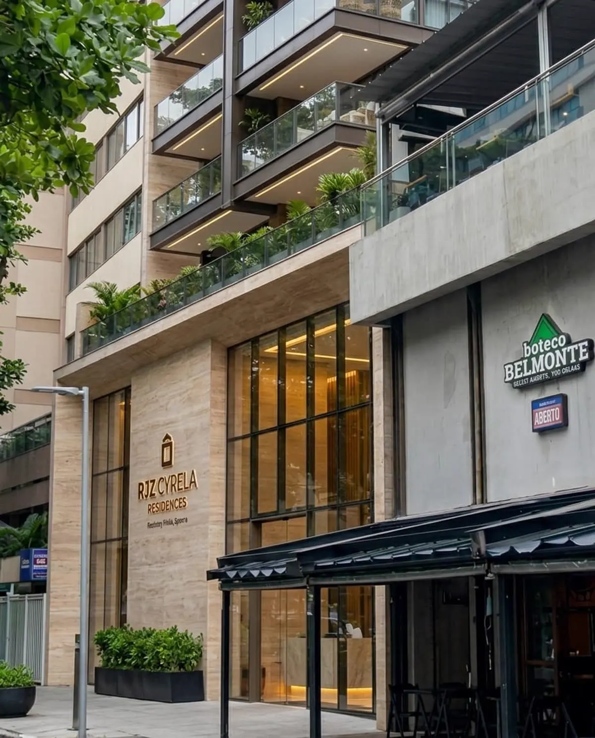 Varandas em vidro com jardins suspensos em edifício RJZ Cyrela Residences