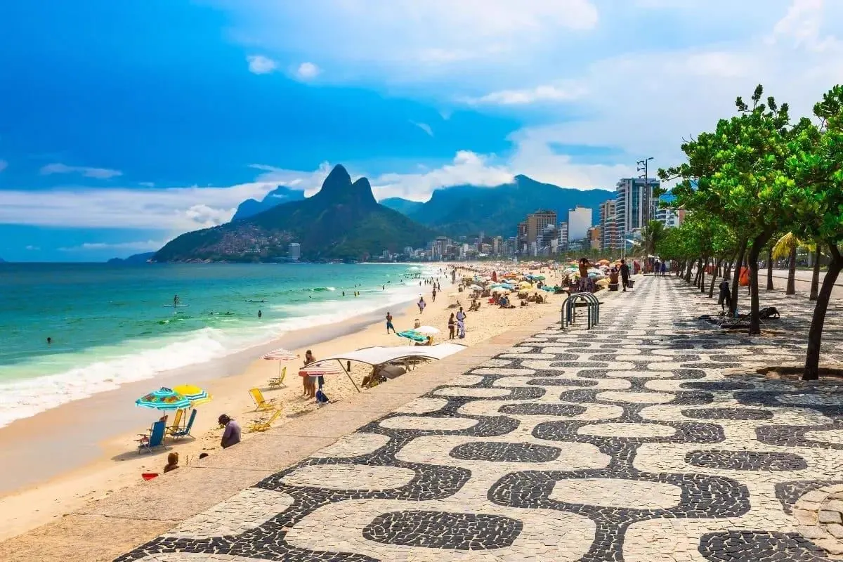 Calçadão de Ipanema com a praia e o Morro Dois Irmãos ao fundo