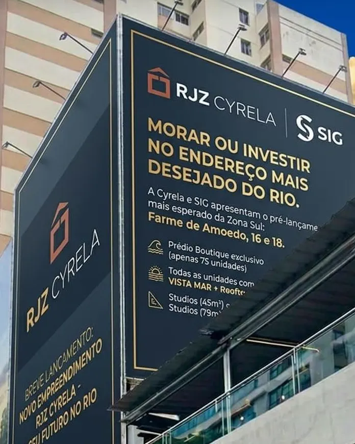 Tapume do canteiro de obras na Farme de Amoedo com a comunicação oficial RJZ Cyrela e SIG